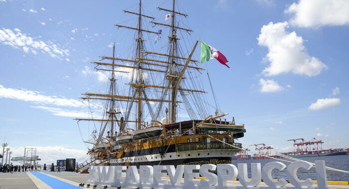 L’Amerigo Vespucci lascia Tokyo