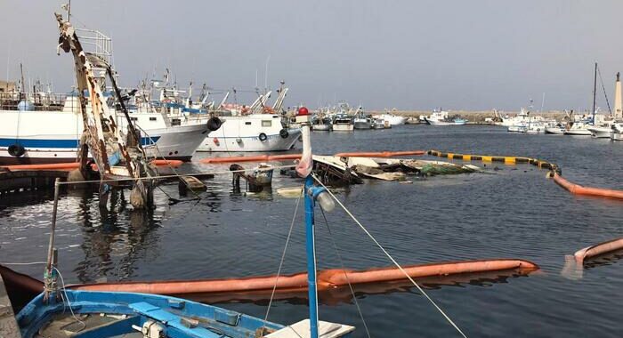 Maltempo: Affonda barca a vela nel palermitano, 7 dispersi