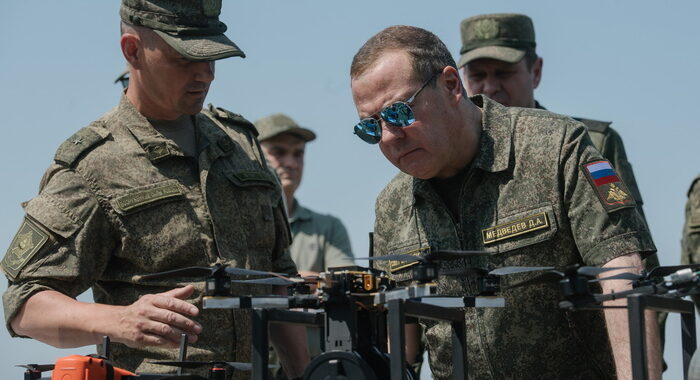 Medvedev, la Russia deve conquistare Kiev e oltre