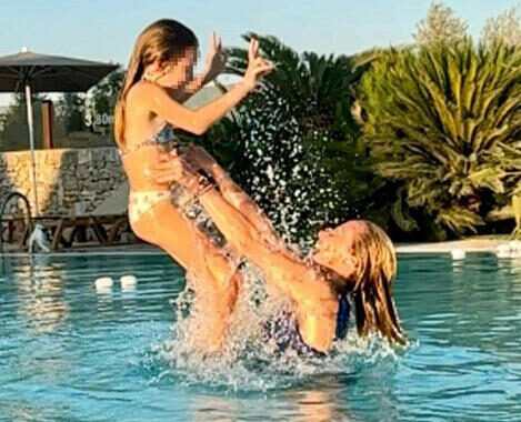 Meloni posta foto in piscina, ‘buon Ferragosto a tutti!’