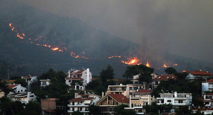 Nuove evacuazioni per incendio alle porte di Atene