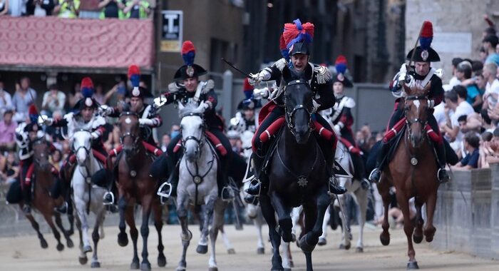 Palio di Siena, contrada dell’Onda vince la prova generale