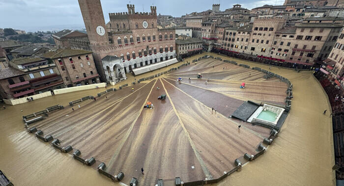 Palio di Siena rinviato a domani causa pioggia