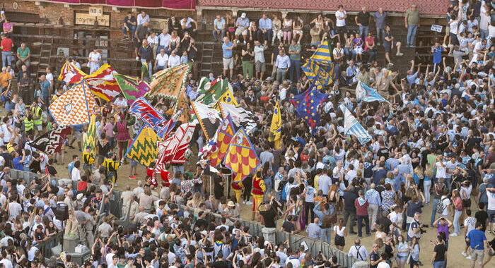 Palio di Siena, vince la contrada della Lupa