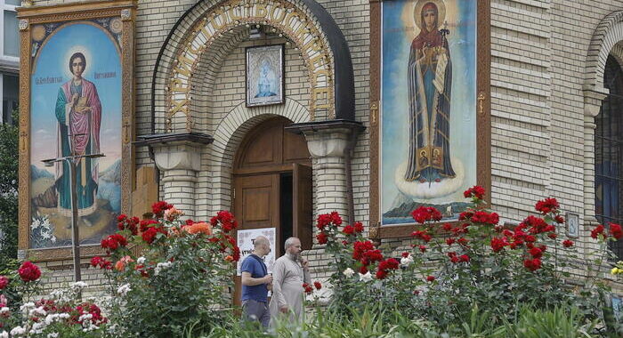 Parlamento Kiev bandisce Chiesa ortodossa legata a Russia