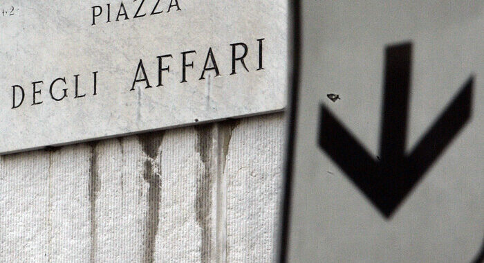 Piazza Affari chiude in forte calo (-2,27%)