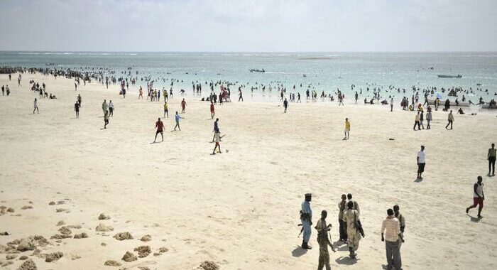 Polizia, 32 civili uccisi in attacco in spiaggia a Mogadiscio