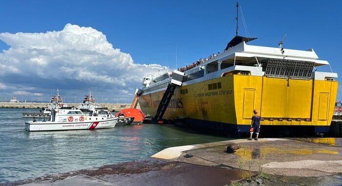 Principio rogo su traghetto Piombino,in corso evacuazione