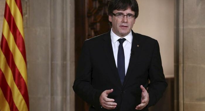 Puigdemont è a Barcellona, scortato verso il Parlamento