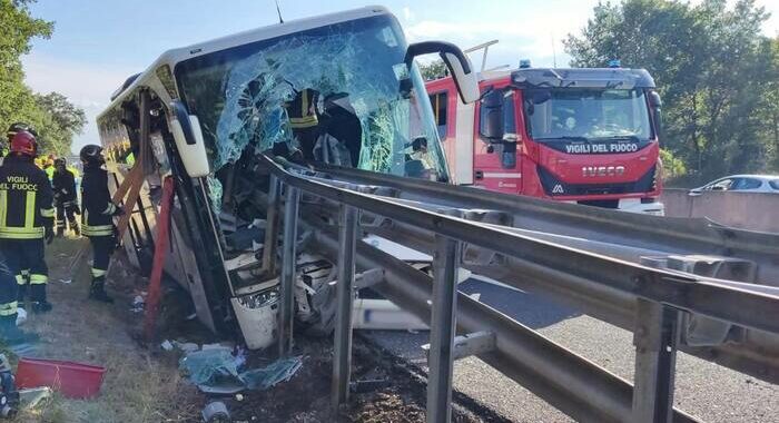 Pullman turisti su guardrail in A1, un morto e 15 feriti