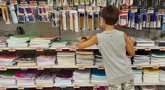 Salasso per la scuola, la spesa per il corredo sale del 15%