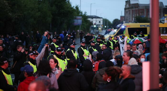 Scontri tra polizia e manifestanti in diversi raduni in Gb