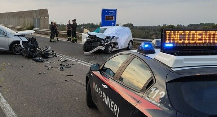 Scontro tra auto in Salento, un morto e 4 feriti