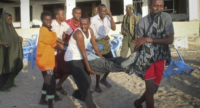 Somalia: attentato su spiaggia Mogadiscio, almeno 7 morti