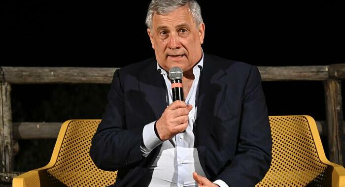 Tajani, gli italiani lascino il Libano il prima possibile