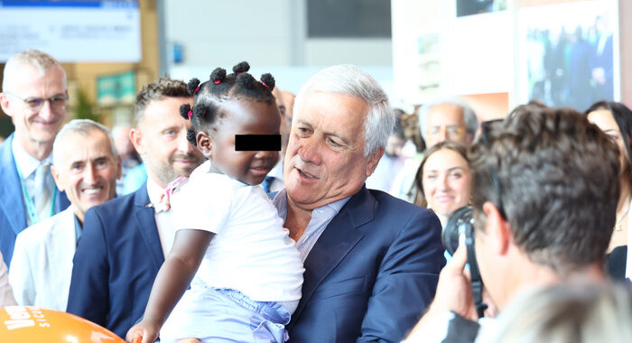 Tajani incontra e abbraccia bambina dello Zambia al Meeting