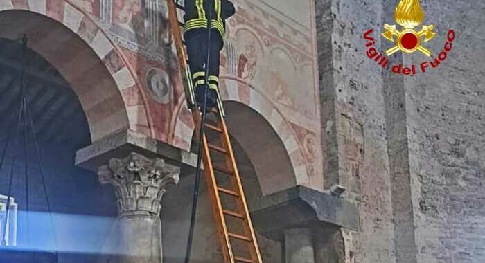 Un fulmine incendia una trave in una basilica di Pisa