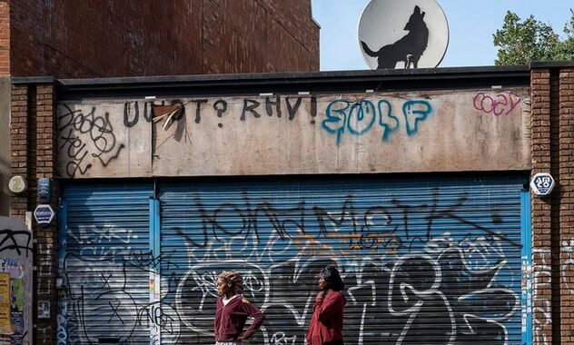 Un lupo che ulula alla luna, cresce London zoo di Banksy