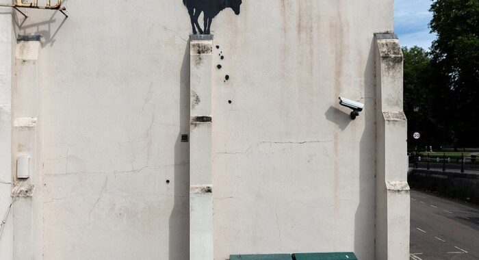 Una capra sul muro di Londra, il nuovo graffio di Banksy