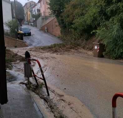 Ad Ancona straripa l’Aspio, strade allagate e zone isolate