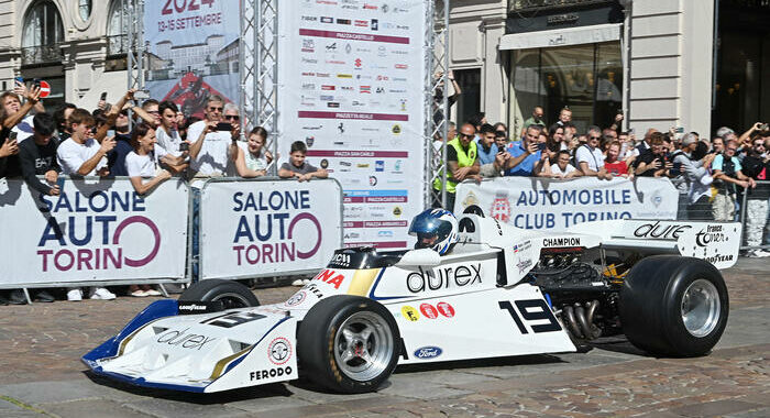 Al Salone di Torino auto sulla folla, quindici contusi