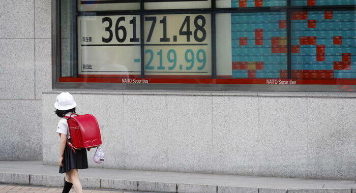 Borsa: Asia in rosso, timori sull’economia e dubbi sulla Fed