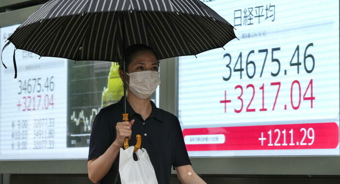 Borsa: l’Asia crolla in scia a Wall Street, Tokyo -4,4%