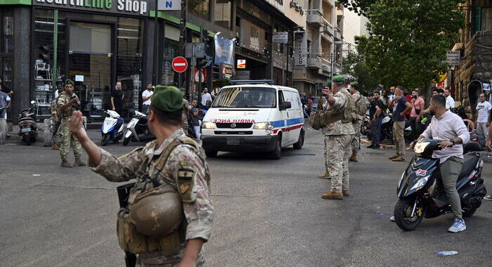 Esplodono walkie talkie in roccaforte Hezbollah a Beirut