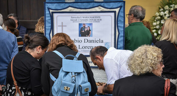 In migliaia ai funerali della famiglia uccisa nel Milanese