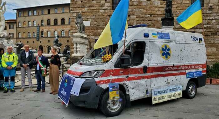 In mostra a Firenze ambulanza colpita dai russi in Ucraina