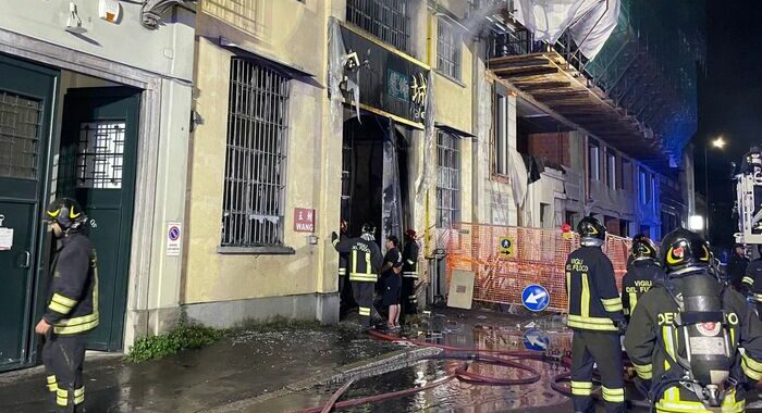 Incendio in un emporio cinese a Milano, tre morti