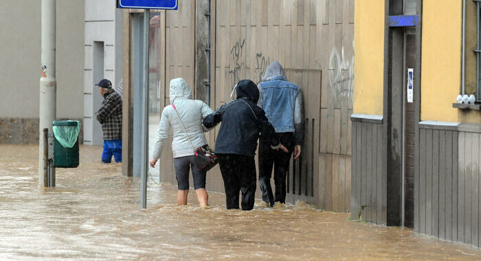 Maltempo a Milano, iniziata l’esondazione del Seveso