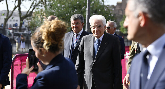 Mattarella depone una corona a Porta San Paolo per l’8 settembre