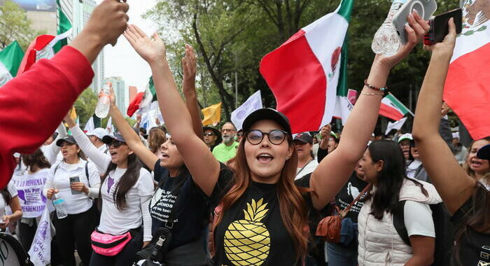 Messico, Senato invaso da manifestanti per riforma giustizia