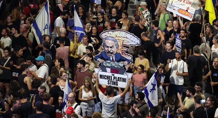 Migliaia di manifestanti bloccano le strade a Tel Aviv