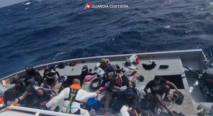 Si capovolge un barcone di migranti, 21 dispersi