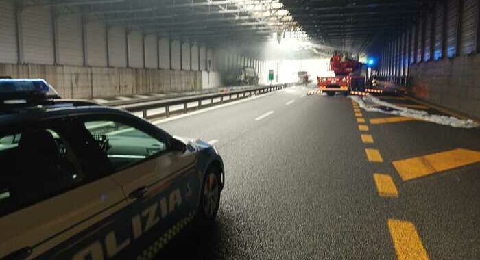 Tir a fuoco sull’A7, caos sul nodo autostradale genovese