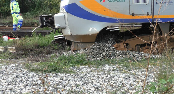 Treno esce dai binari a Milano, un ferito