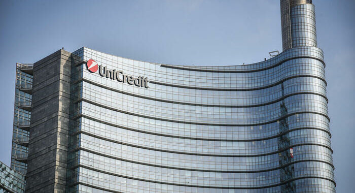 Unicredit compra il 4,5% di Commerzbank per 702 milioni